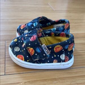 T2- TOMS Kids Planet Print Baby Shoes - Black